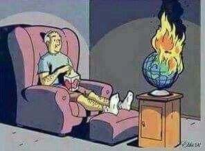 Un homme regarde sa télé, représentée par un globe terrestre qui brûle, en mangeant du pop corn sans s'en préoccuper réellement, comme s'il ne faisait pas partie de la terre